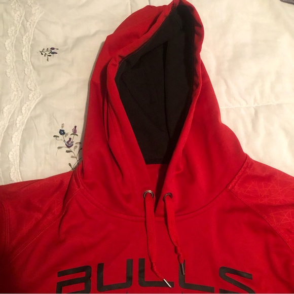 Chicago Bulls Official Hoodie - Nice logo and black contrast in hoodie - Picture 6 of 11